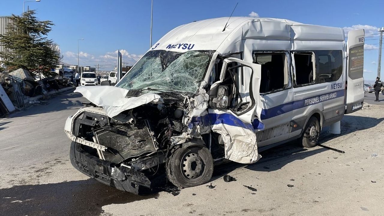 Kayseri Hurdacılar Sitesi ışıklarında işçi servisi ve kamyon çarpıştı: 8 yaralı