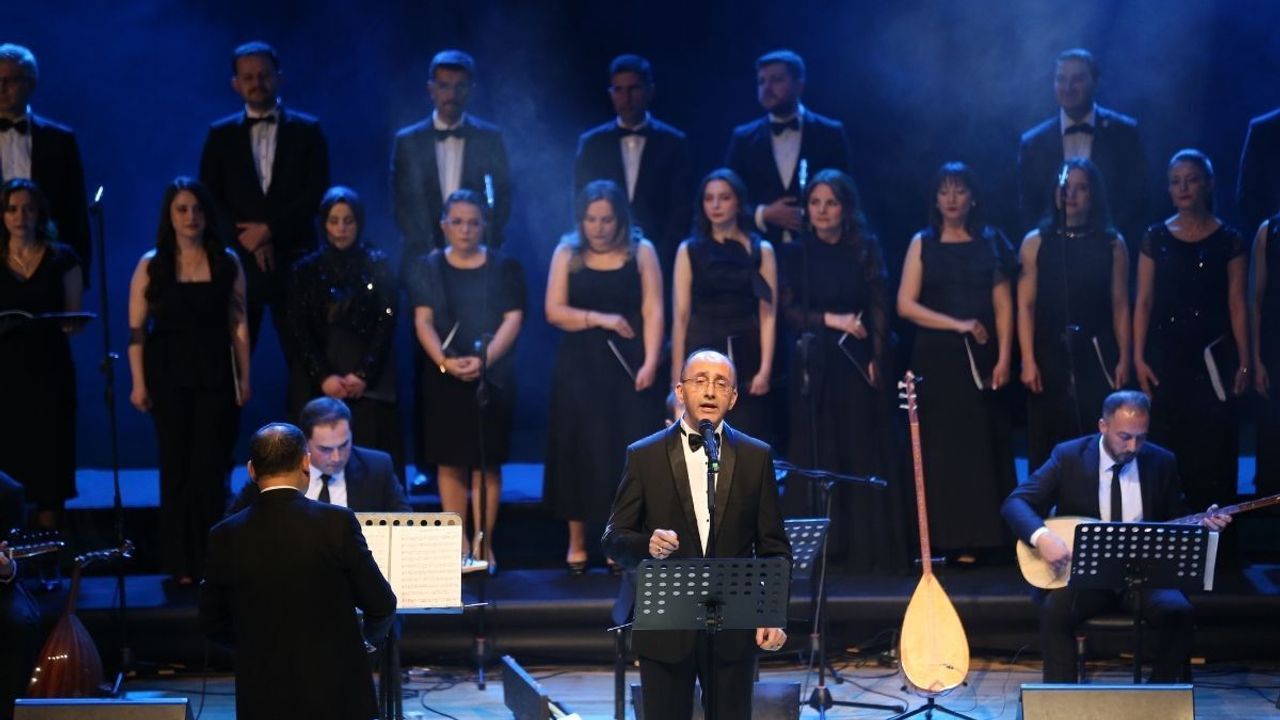 Kayseri’de avukatlardan 5 Nisan’a özel konser: Cübbelerini çıkartıp sahne aldılar
