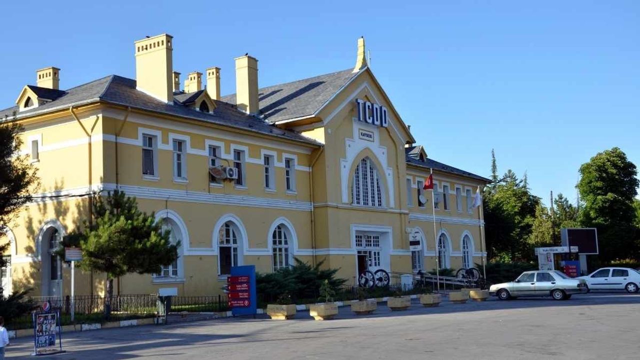 Binlerce kişi akın etti: Kayseri’de ilk tren böyle karşılandı