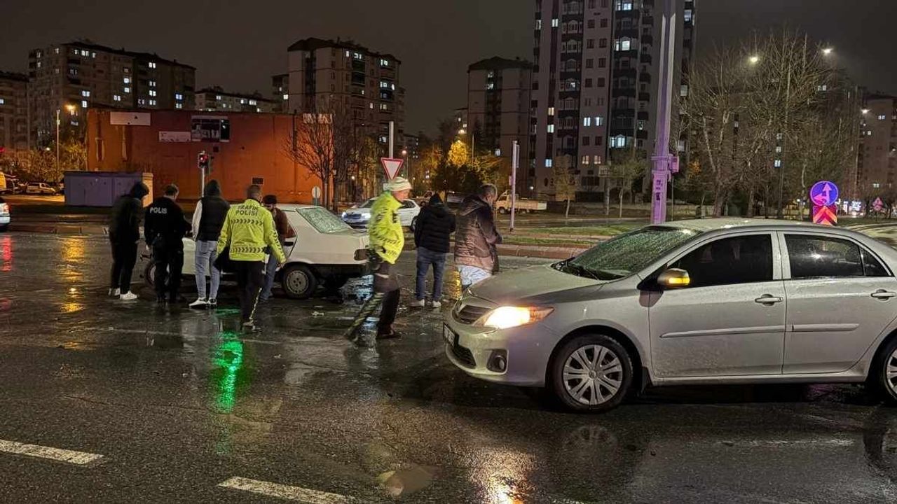 Kayseri Kocasinan’da kaza meydana geldi: Tofaş kağıt gibi ezildi!