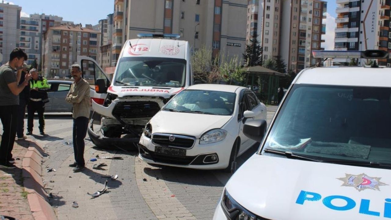 Kayseri’de ambulans kazası! Sağlık personeli yaralandı