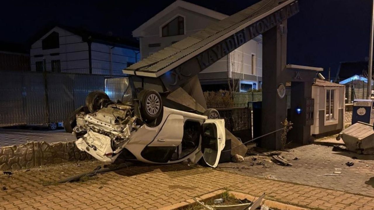 Kayseri’de takla atan otomobil sitenin girişini yıktı: 1 yaralı