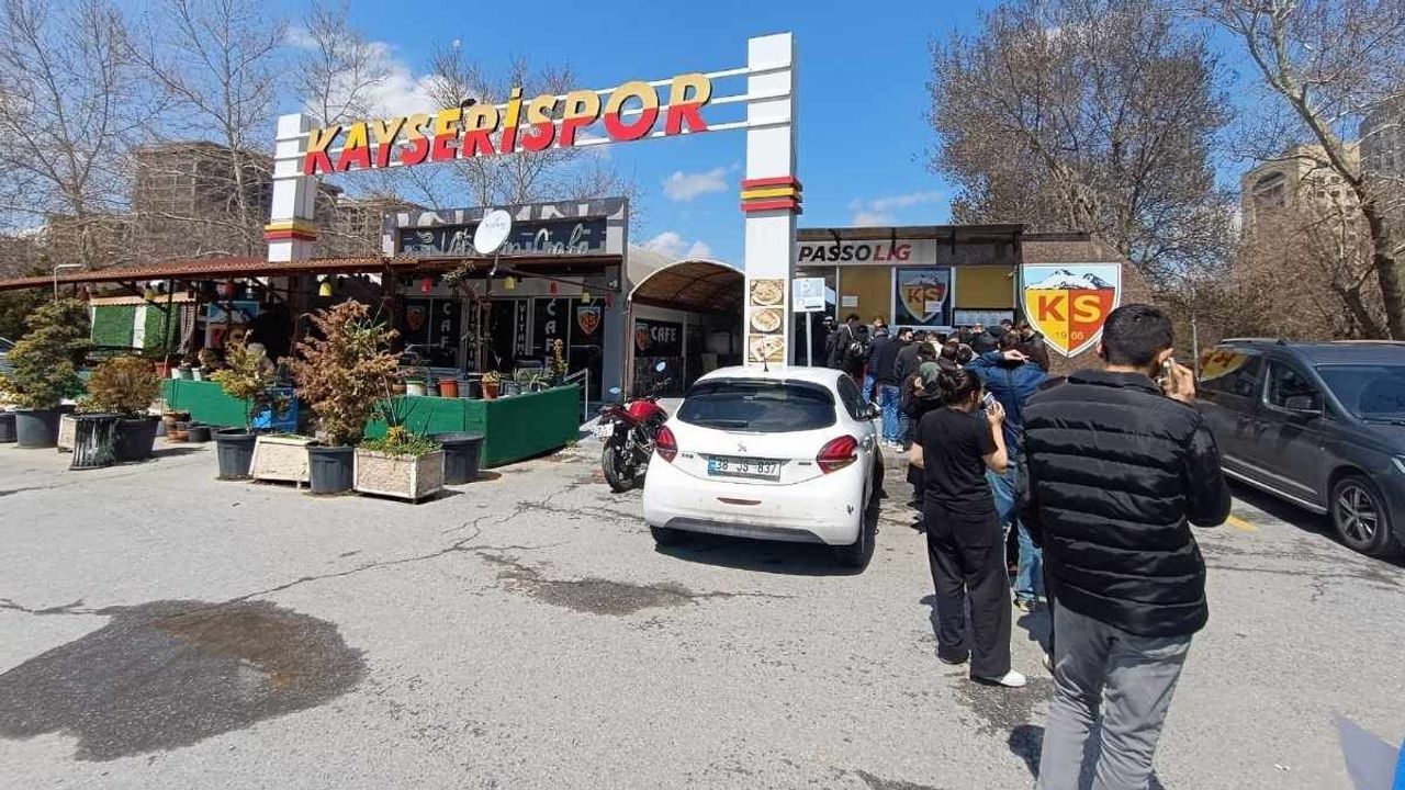 Kayserispor-Fenerbahçe maç biletlerini Baki Ersoy ücretsiz dağıttı!