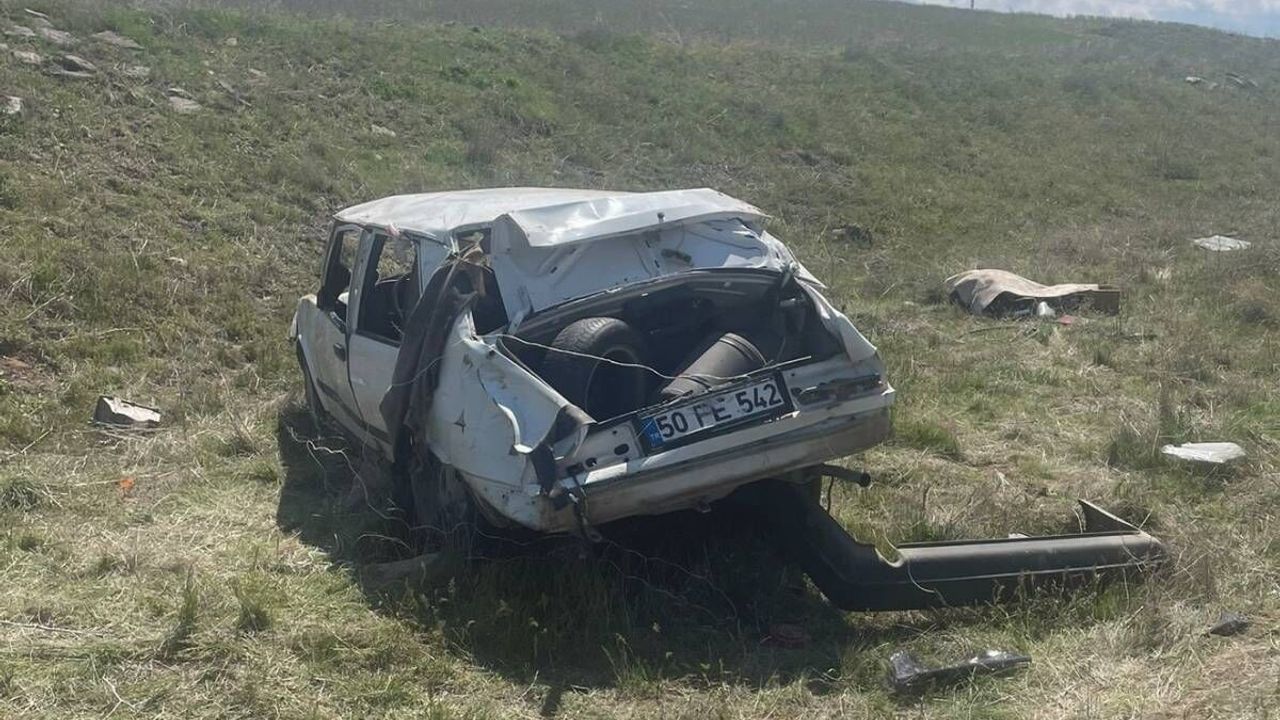 Yoldan çıkarak takla atan araç kağıt gibi ezildi