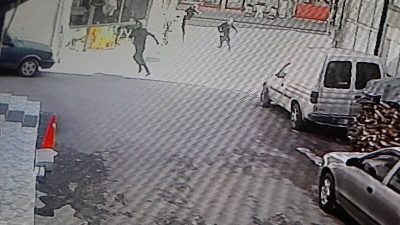 Silahlı saldırgana çakmakla karşılık verdi