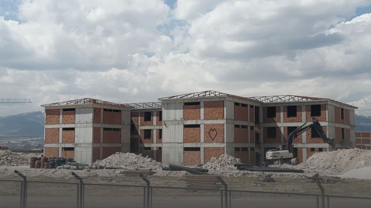 Niğde'de cezaevi inşaatından düştü!