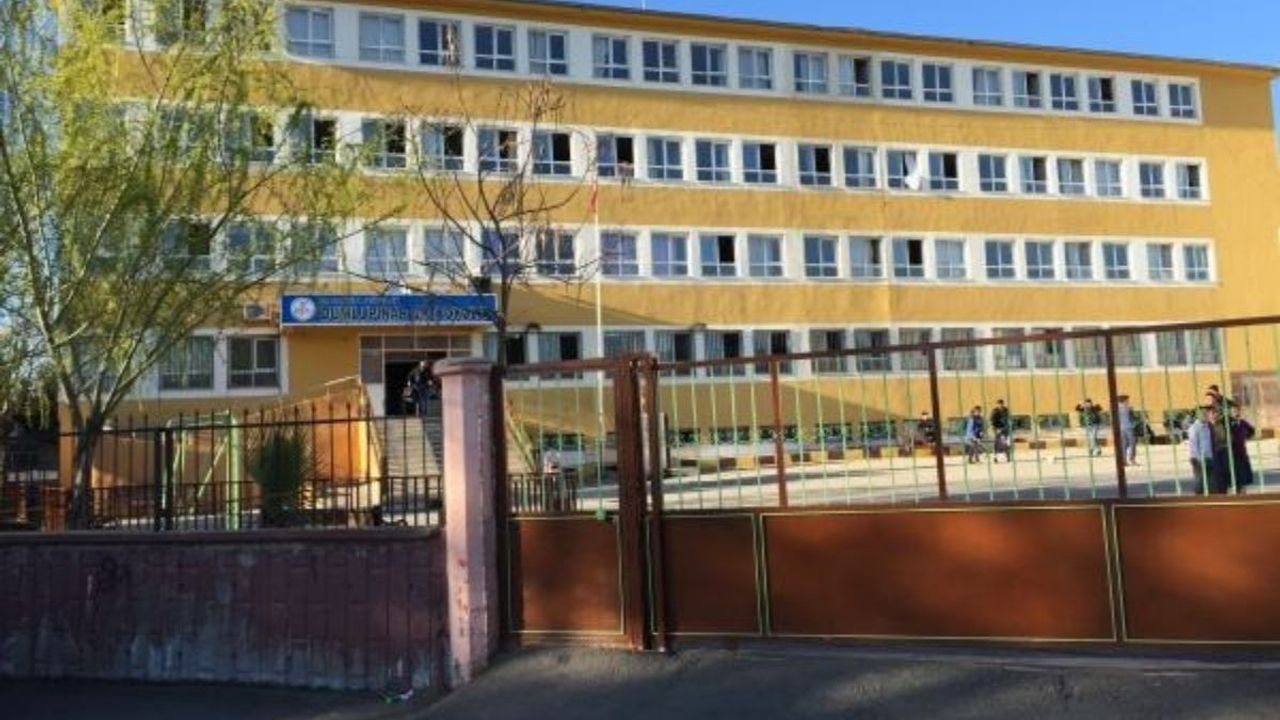 Şanlıurfa Dumlupınar Ortaokulu’nda öğretmene bıçaklı saldırı