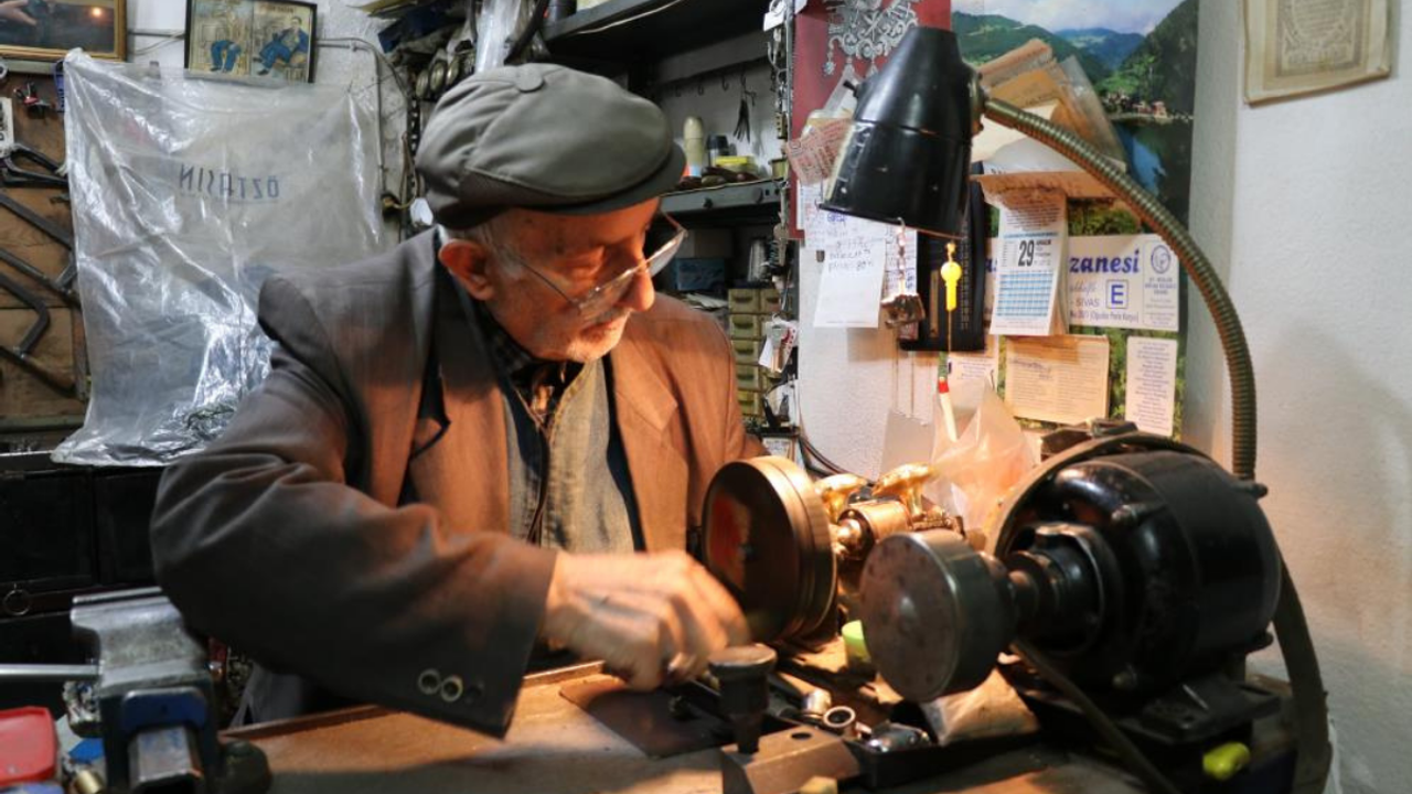 84’lük Celal Gülseven, yaşına rağmen kendi yaptığı makineyle üretime devam ediyor!