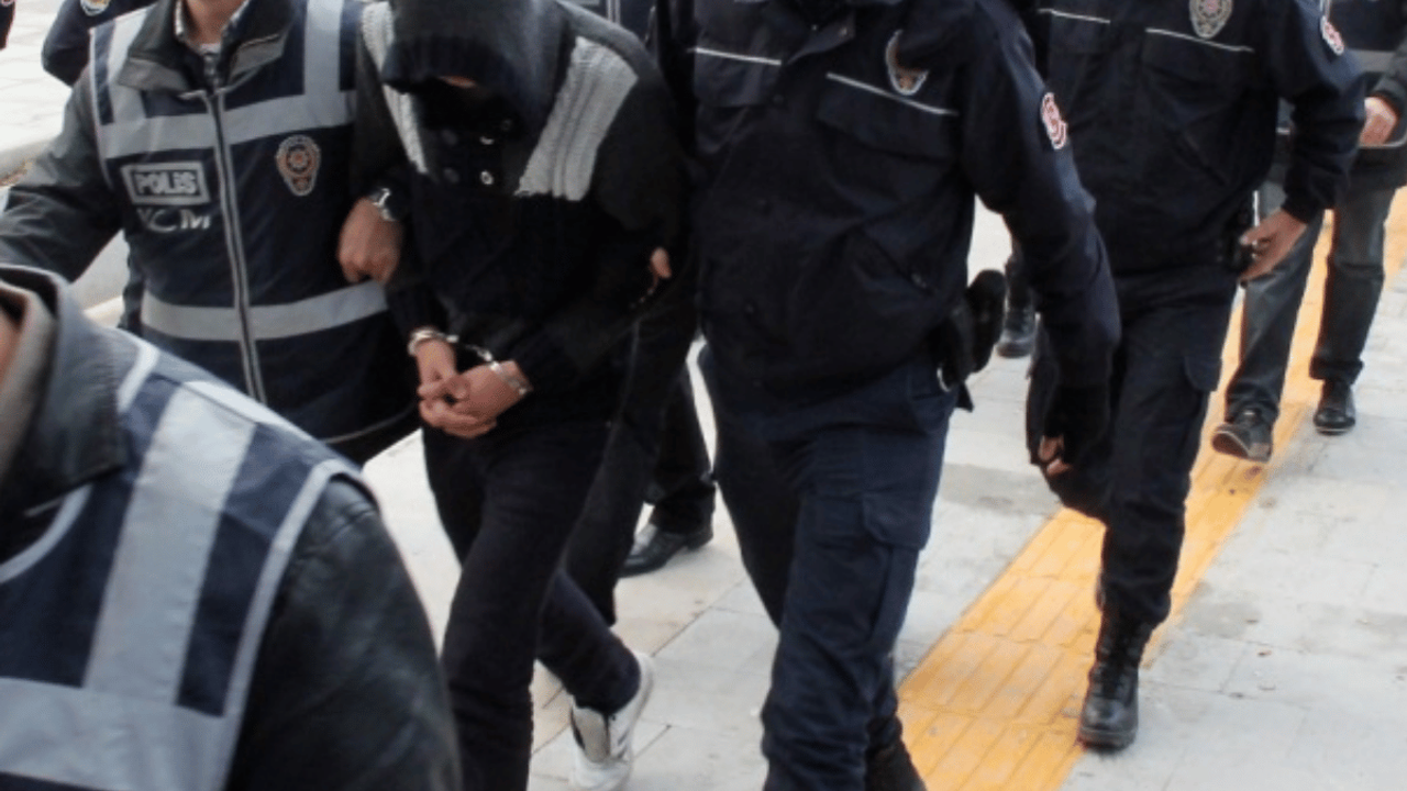 Polis ekiplerinden büyük operasyon: Binlerce ele geçirildi!