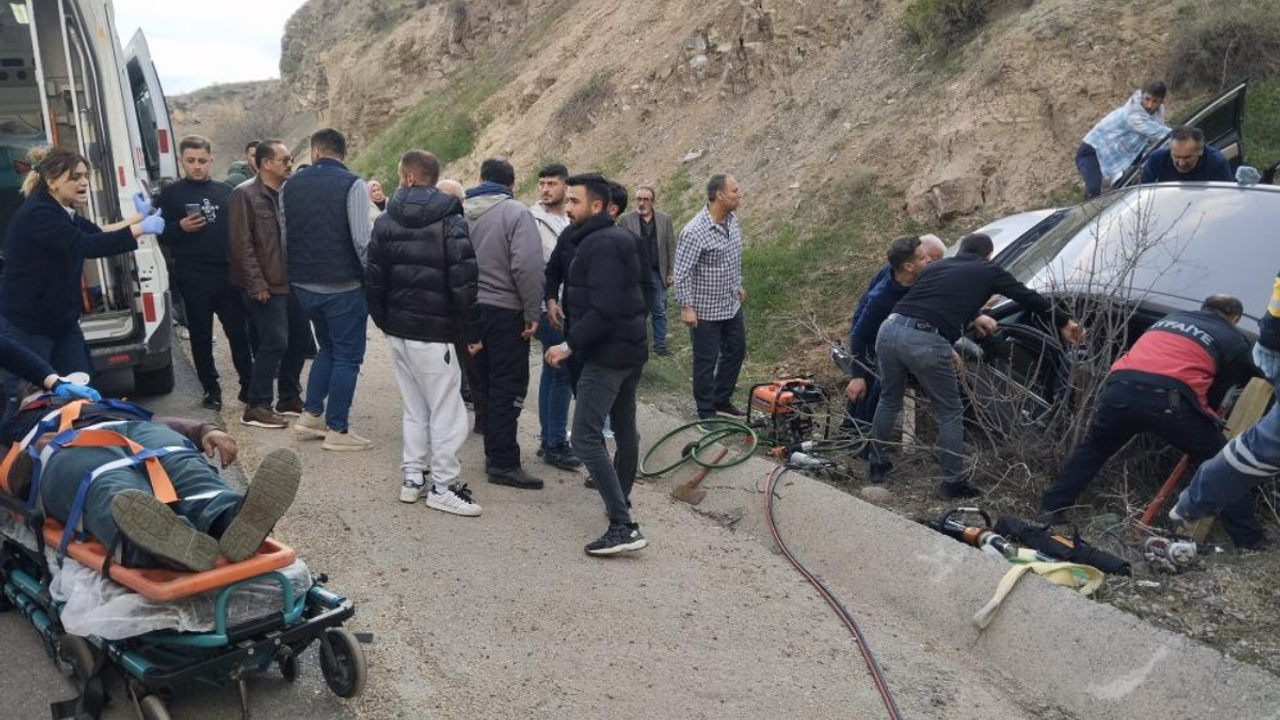 Direksiyon hakimiyetini kaybeden araç kaza yaptı: 3 yaralı!