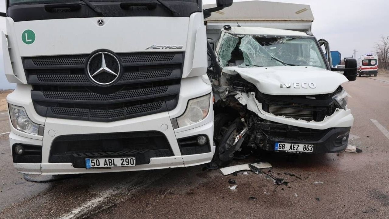 TIR ile Kamyonet çarpıştı: Yaralılar var