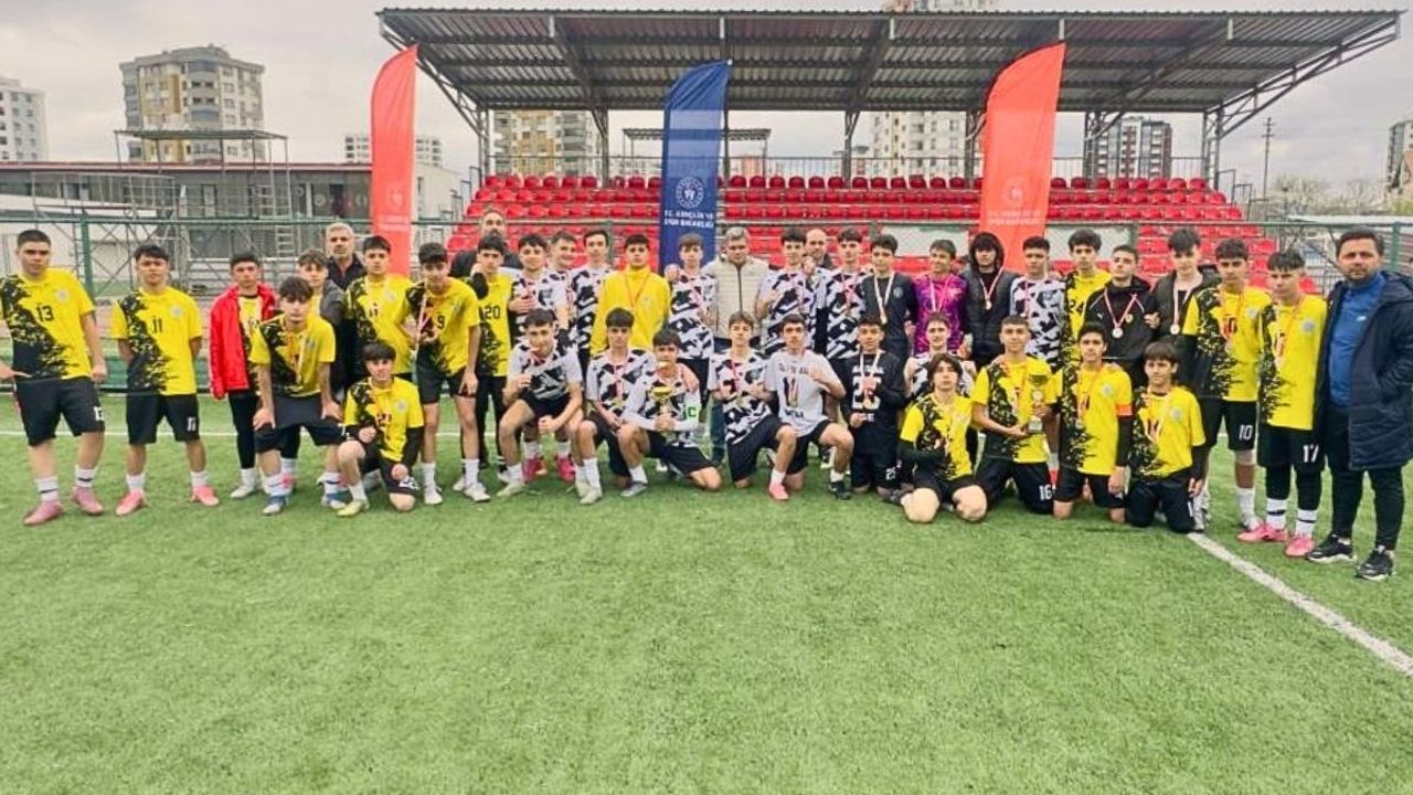 Okul Sporları Futbolda Türkan Altop Anadolu Lisesi şampiyon oldu