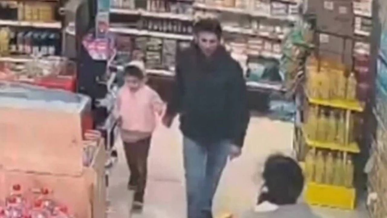 Vicdansız baba engelli kızını marketin ortasında dövdü