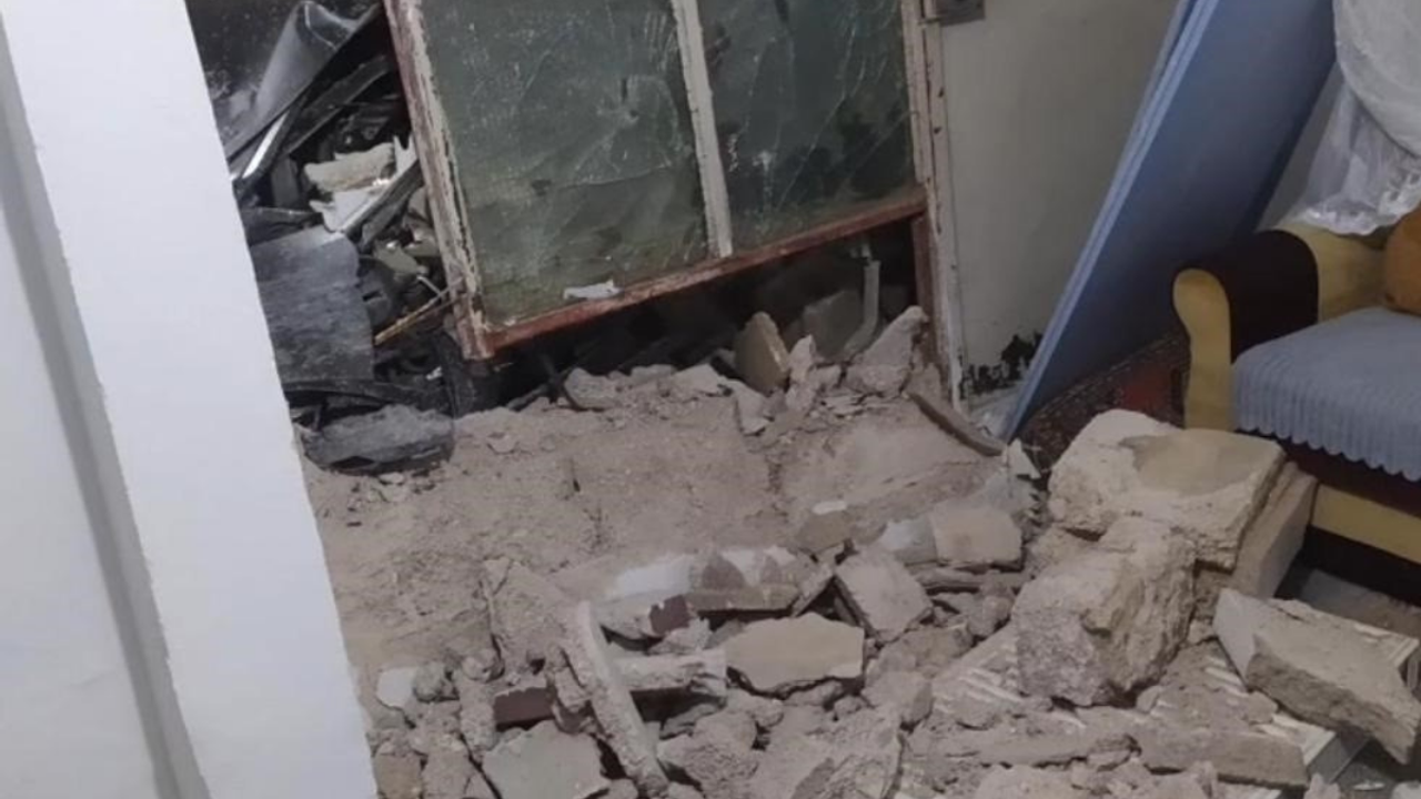 Kayseri’de bahçe duvarını yıkan otomobil eve çarptı: 1 yaralı!