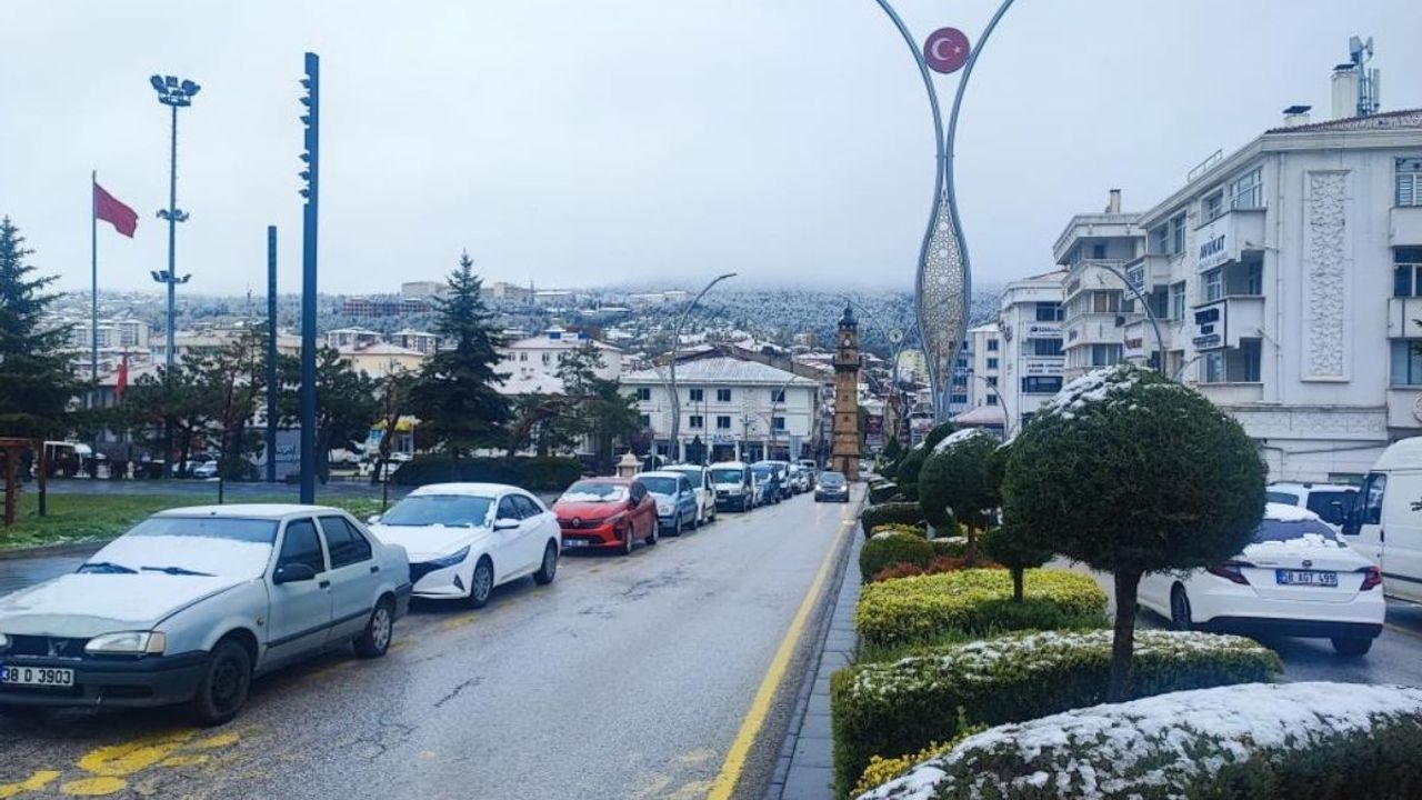 Bahar ortasında kış geri döndü! Şehir beyaza büründü