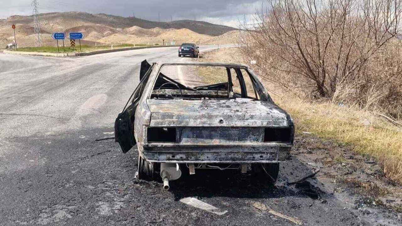 Kayseri’de seyir halindeki otomobil alevlere teslim oldu