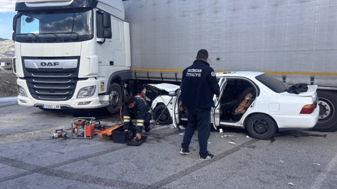 TIR ile otomobil çarpıştı: 2 yaralı!