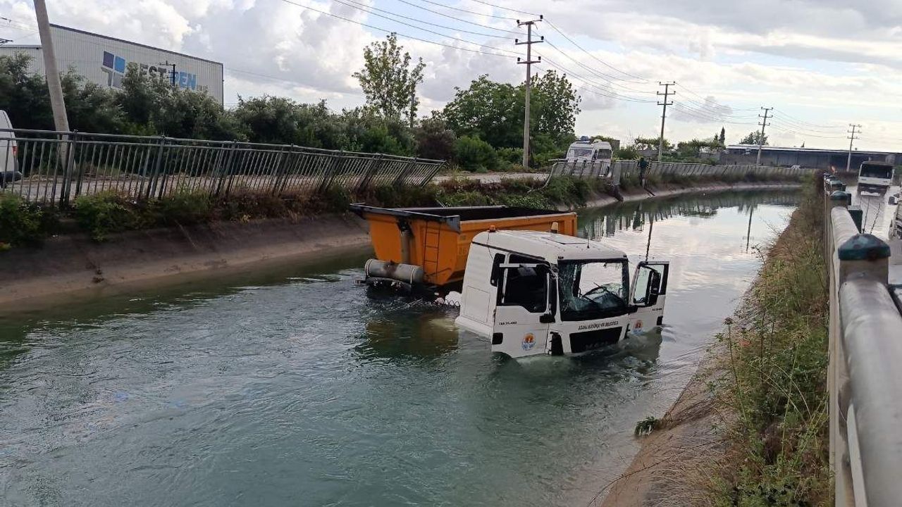 Adana’da tır sulama kanalına düştü!
