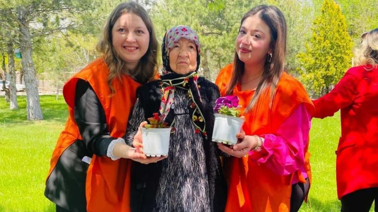 Kayseri’de bayramın en anlamlı ziyareti: huzur evindeki ulu çınarların yüzü güldü
