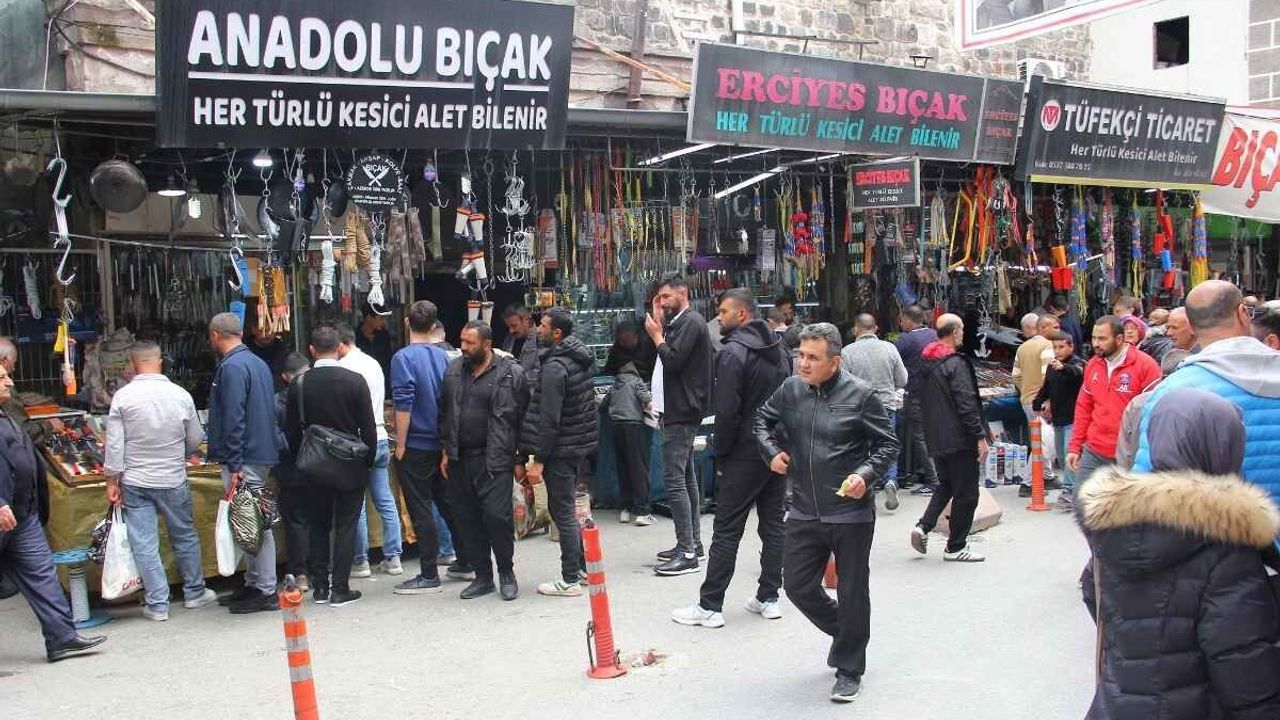 Kurban Bayramı öncesi Kayseri’de bıçakçı yoğunluğu: Ustalar gece yarısına kadar çalışıyor