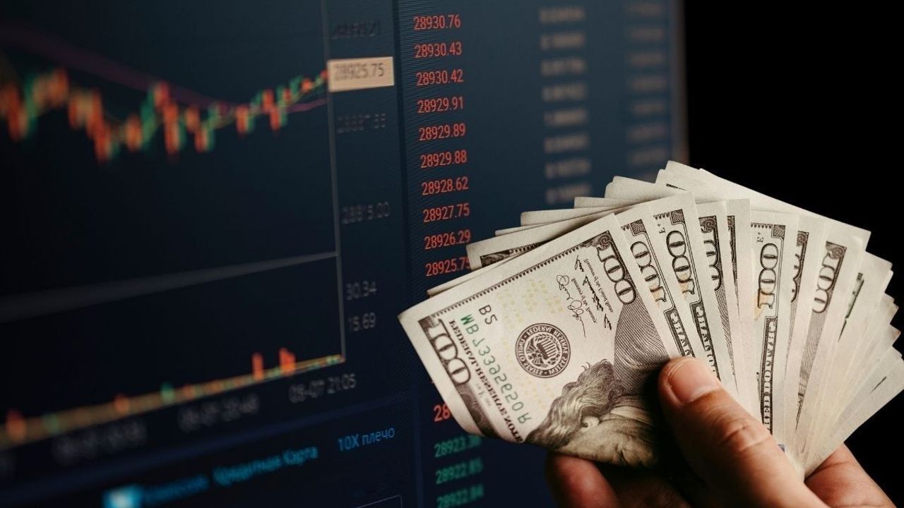 Dolar fırladı, Euro düştü! Döviz piyasasında son durum