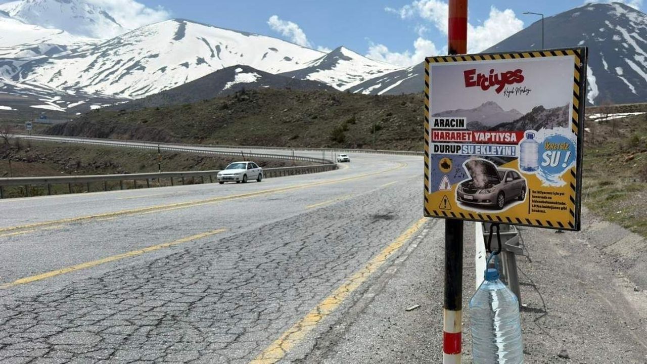 Erciyes yolunda hararet yapan araçlara su desteği!