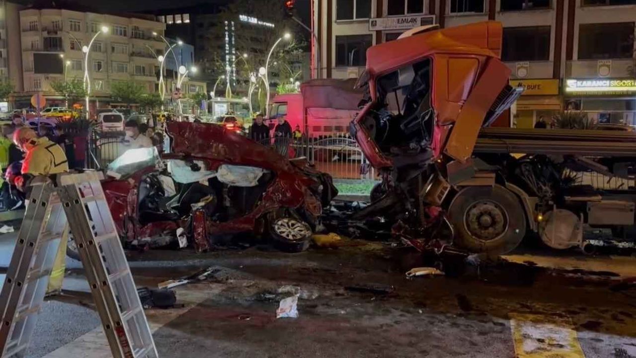 Bayram tatili yolunda katliam gibi kaza: 5 ölü, 6 yaralı!
