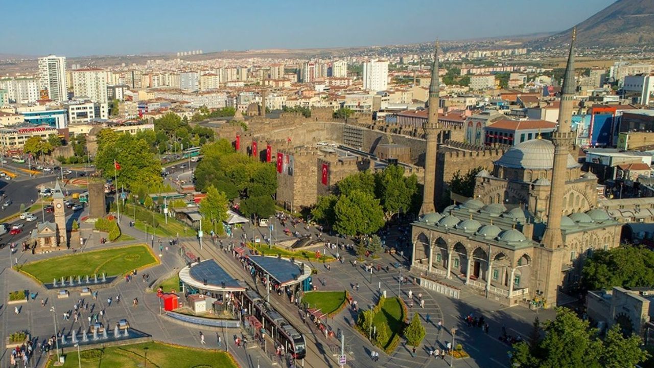 Belediye duyurdu: Cumhuriyet Meydanı’nda yüzlerce Kayseriliye ücretsiz dağıtım yapılacak!