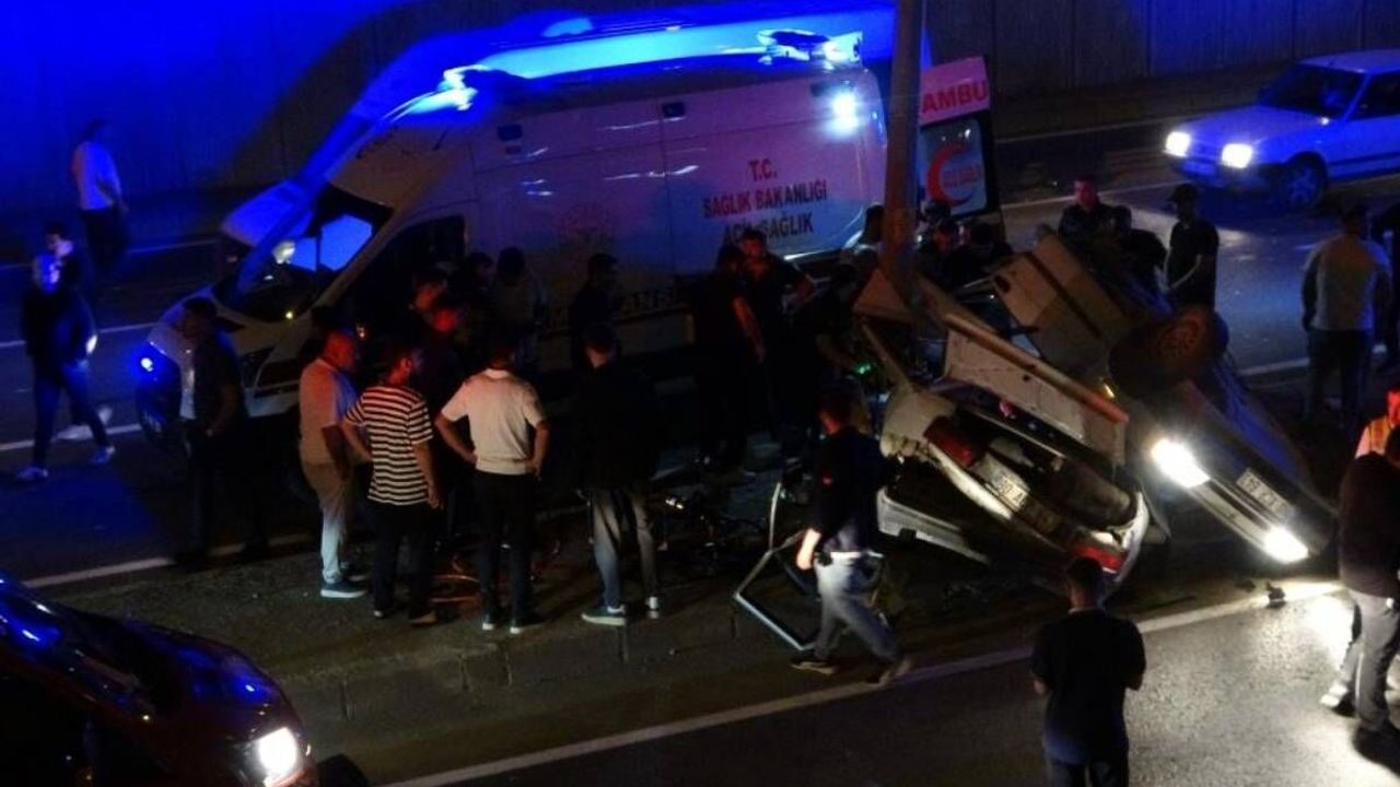 Kontrolden çıkan otomobil aydınlatma direğine çarptı! 1'i ağır 3 yaralı