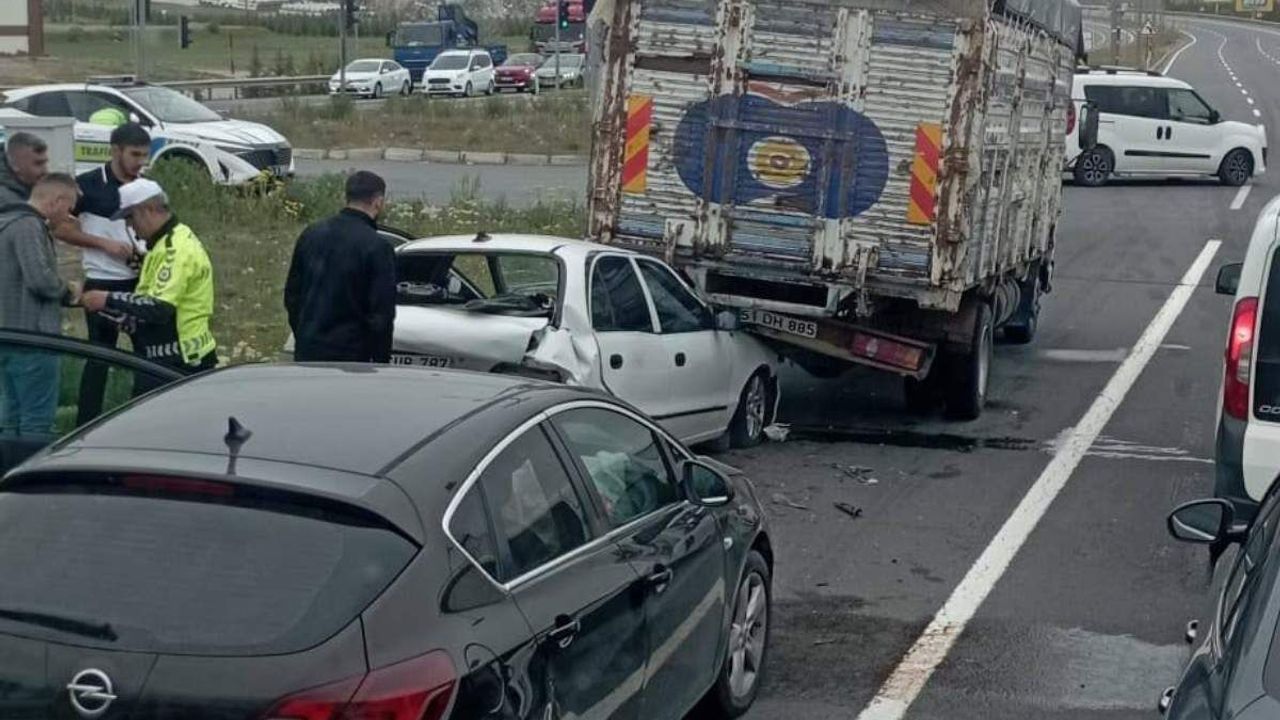 Kayseri’de otomobil kamyonun altına girdi: 3 yaralı