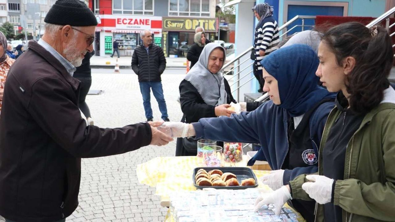 Kayseri’de öğrencilerden hasta yakınlarına ikram