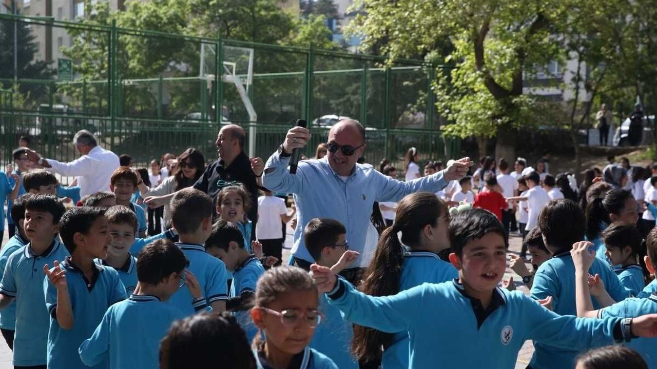 Kayseri’de Pazartesi geleneği! Egzersiz ve oyunla ders başlıyor