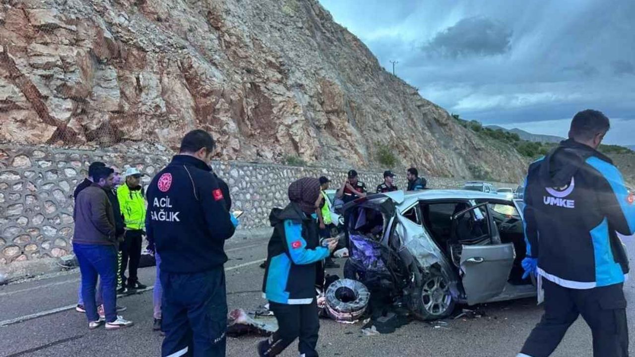 Kayseri yolunda iki araç kafa kafaya çarpıştı: 1'i ağır 8 yaralı