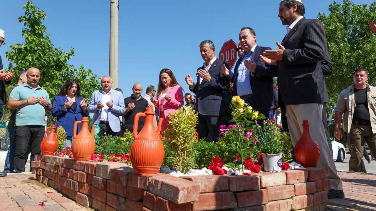 Özgür Özel Manisa’da şehitlik ve mezar ziyareti yaptı