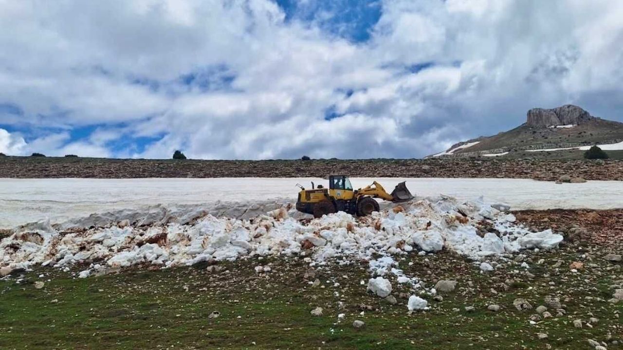 Pınarbaşı’nda karla kaplı yayla yolları açılıyor