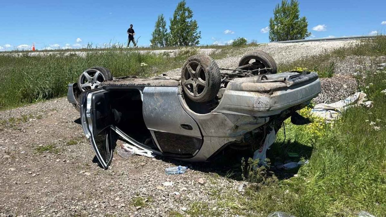 Sivas'ta bayram tatili dönüş yolunda kaza: 3’ü ağır 4 yaralı