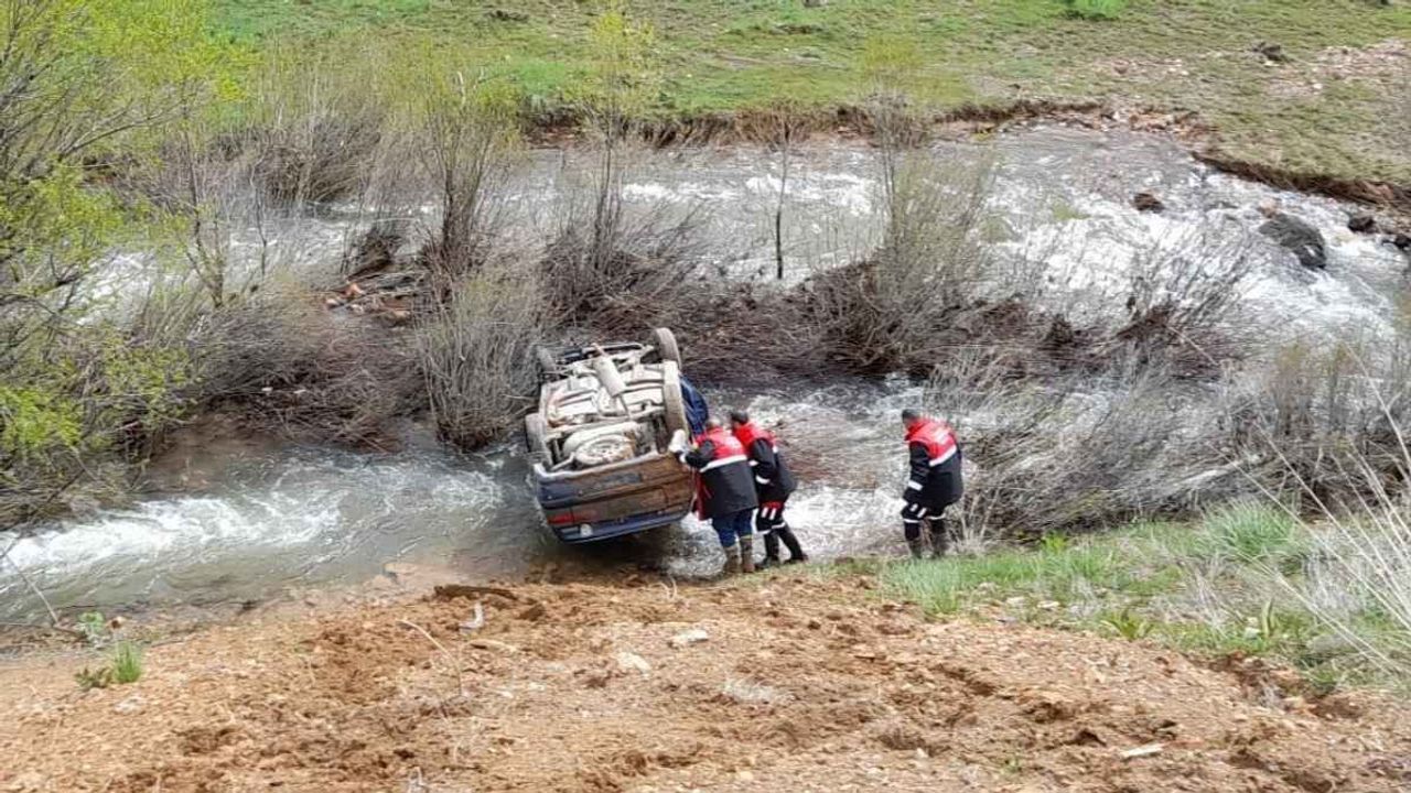 Araç dereye uçtu: 4 kişi yaralandı!