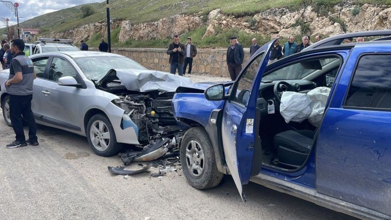 Hatalı sollama kazaya neden oldu: 8 yaralı!