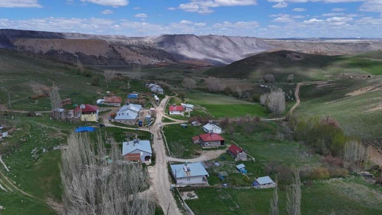 Bu köyde artık normal ölüm yol: Ağaçlar bile meyve vermiyor!