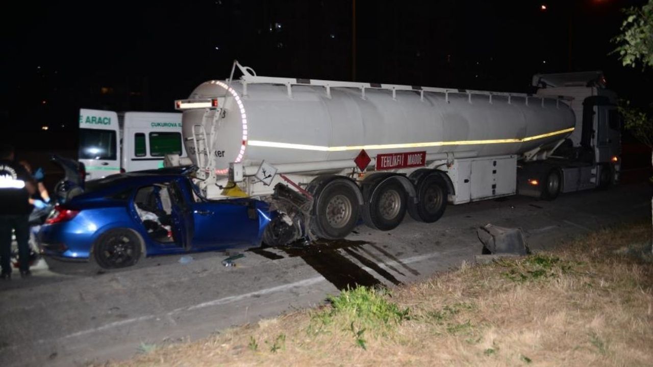 Adana’da otomobil TIR’a çarptı: Baba öldü, 2 çocuğu yaralı!