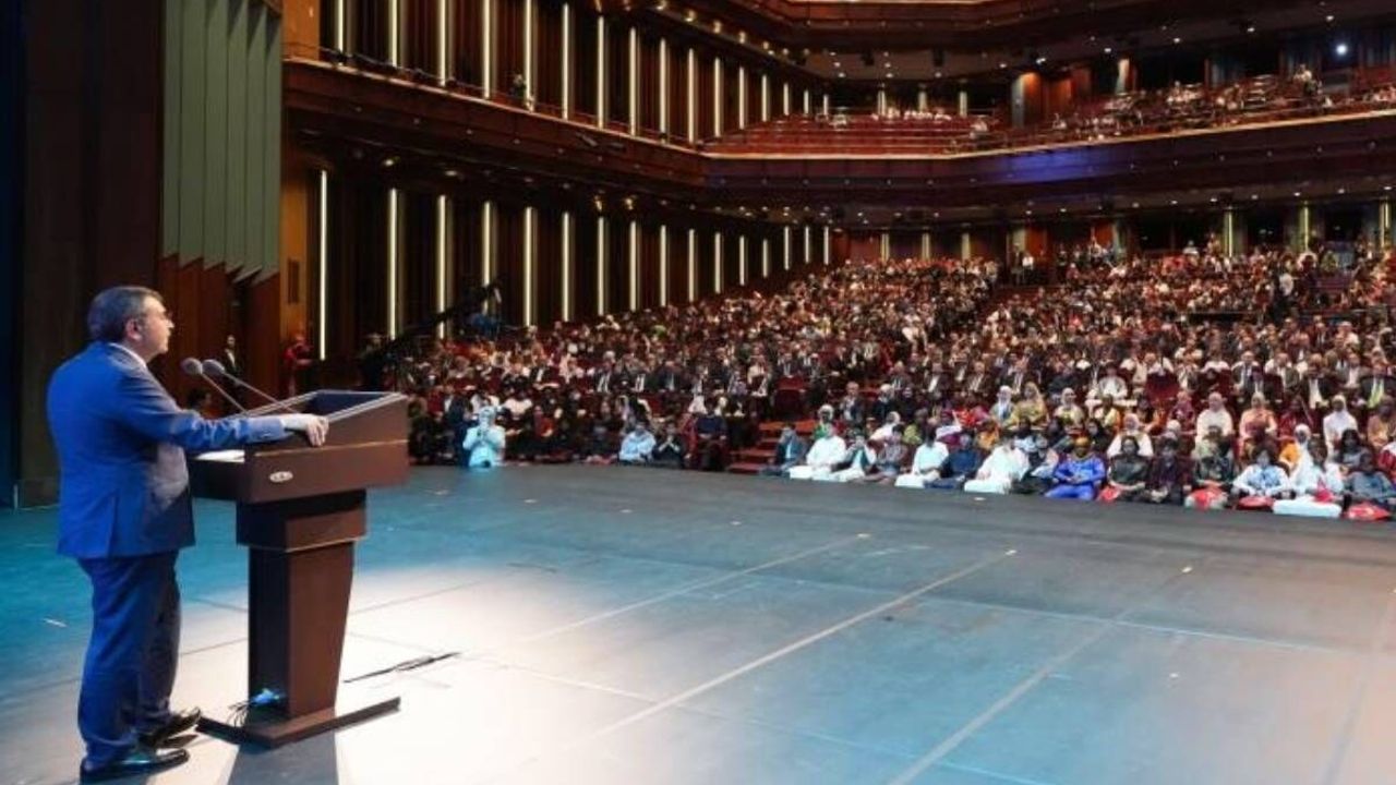 Bakan Tekin: Üniversite koridorlarında incitilen gençlerin tanığıyız