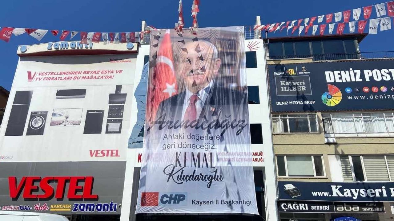 CHP Kayseri İl binasına Kemal Kılıçdaroğlu’nun dev afişi asıldı