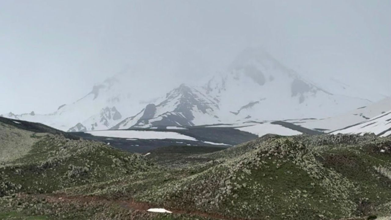 Kayseri'de haziran sürprizi! Erciyes Dağı'nın zirvesine kar yağdı