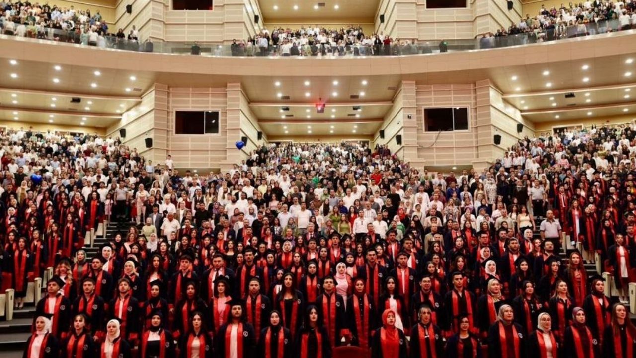 ERÜ Sağlık Hizmetleri Meslek Yüksekokulu’nda 415 öğrenci mezun oldu!