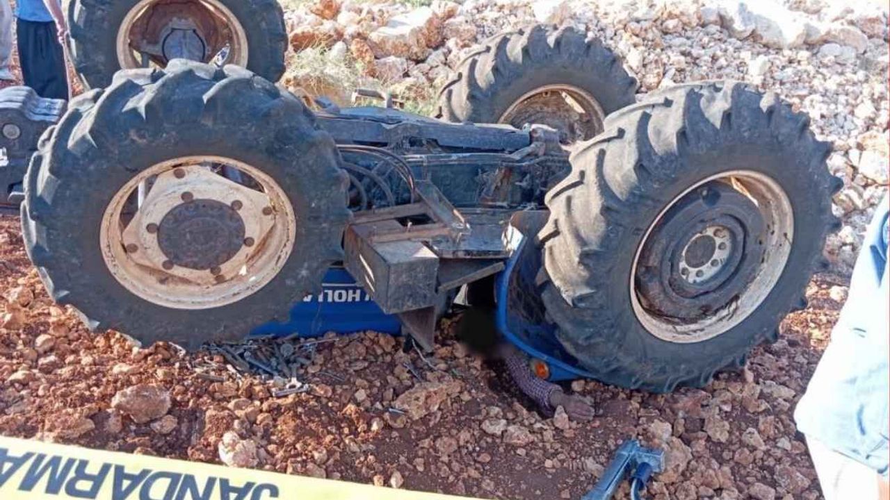 Tarlada feci kaza: Devrilen traktörün altında can verdi