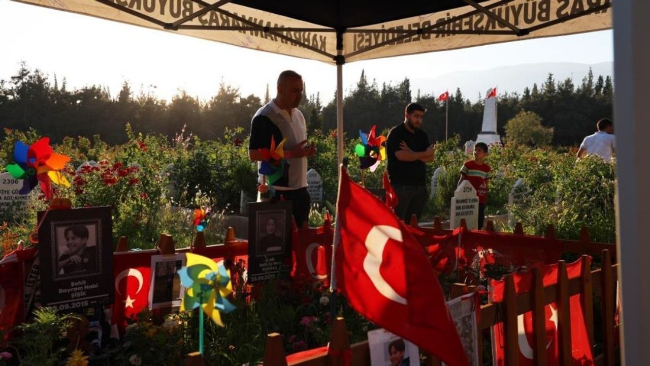 Çocuklarını okul saldırısında kaybeden babalar, evlatlarını Babalar Günü'nde de yalnız bırakmadı