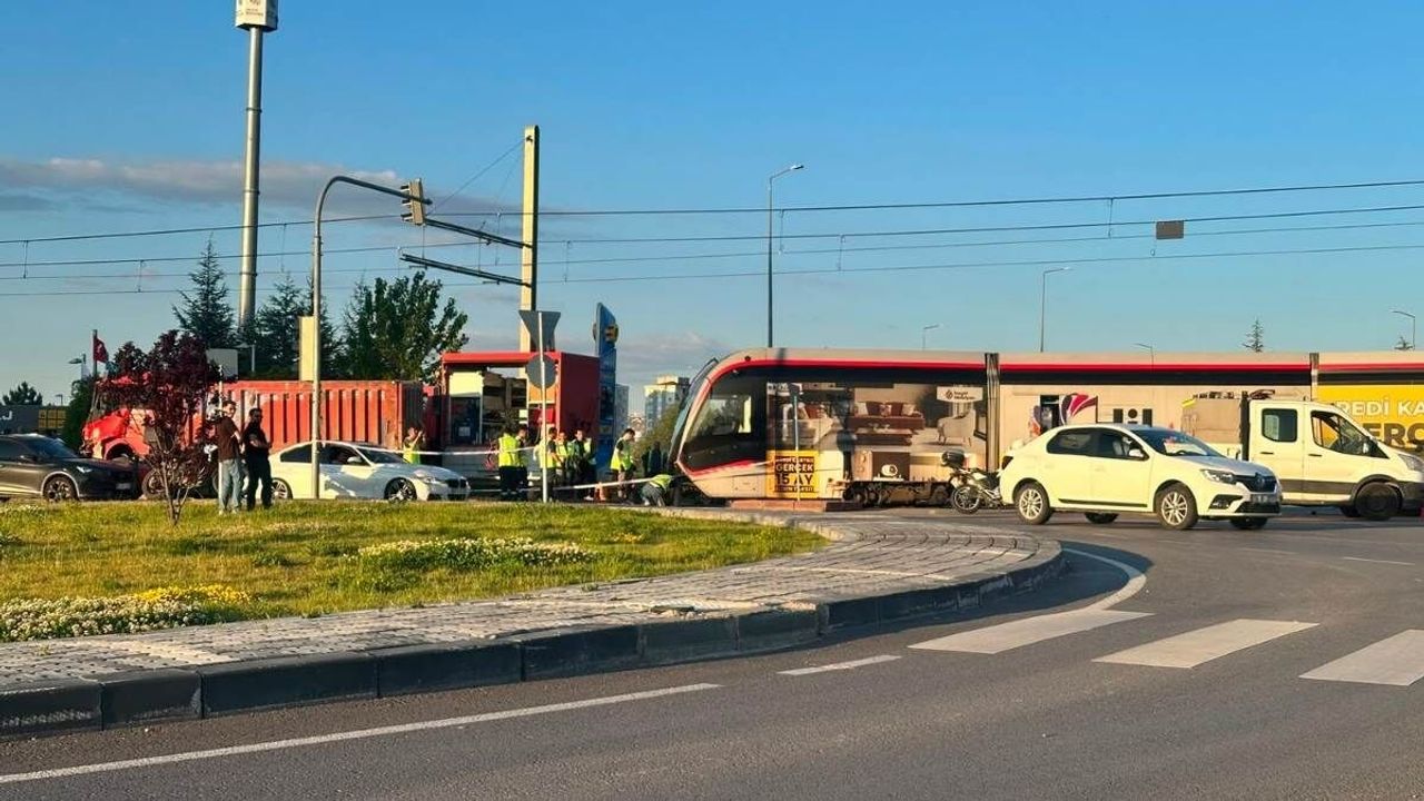 Kayseri’de tramvay ile kamyon çarpıştı