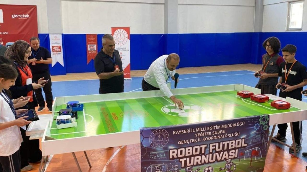 Yeşil sahada bu kez robotlar yarışıyor! Kayseri’de GençTek ligi başladı
