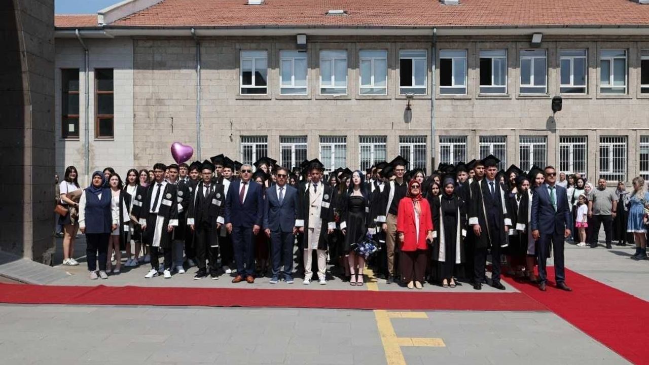 Kayseri Lisesi’nde mezuniyet coşkusu yaşandı