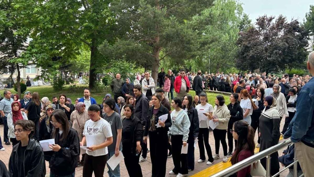 Kayseri’de YKS yoğunluğu: Okul önlerinde uzun kuyruklar oluştu